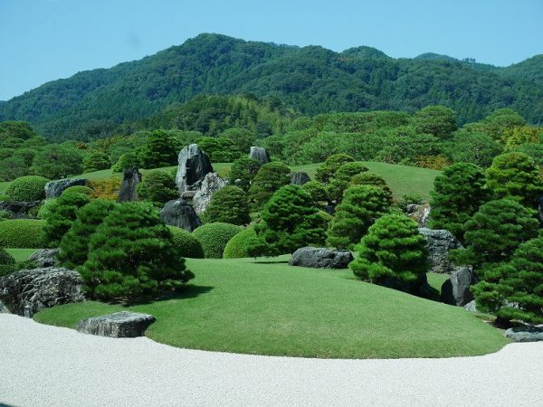 勝山を借景にした主庭「枯山水庭」