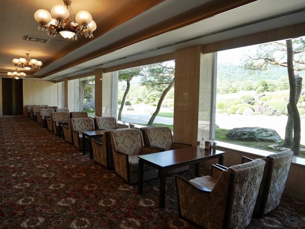 足立美術館は館内から庭園を鑑賞するため、窓ガラスの掃除は欠かせないだろう