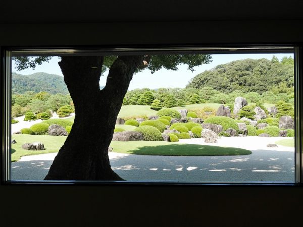 勝山を借景にした主庭「枯山水庭」