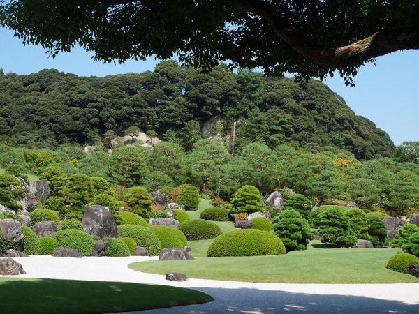 勝山を借景にした主庭「枯山水庭」