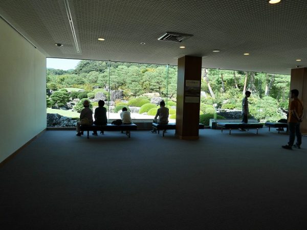 手前は剪定を終えたばかりの赤松。その奥には雄大な枯山水庭が広がる