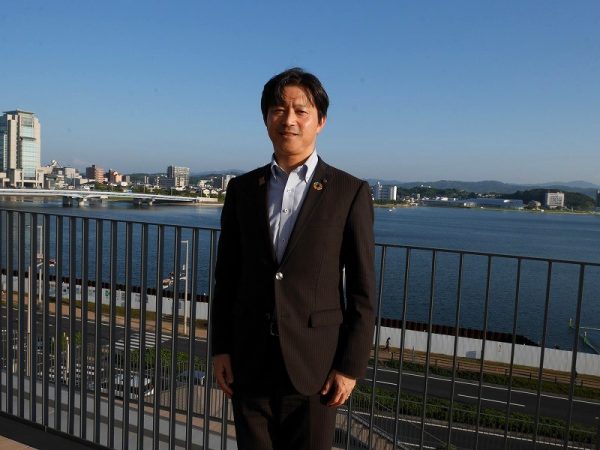 彩雲堂本店は、松江市職人商店街創出支援事業補助金を活用し和菓子職人の職人技が見学できる実演ブースを設置（写真提供：松江市）