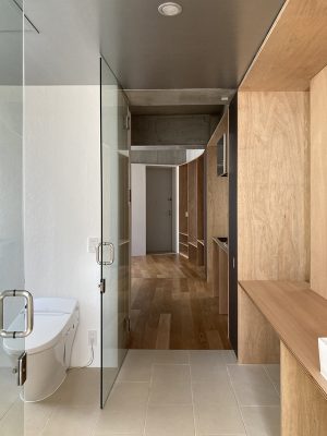 604の水回り。ガラス扉の内側はバス、トイレ、洗面所