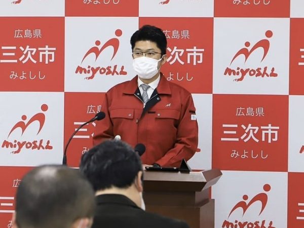 2020年4月、三次市立小中学校の臨時休校等についてについて記者発表を行う