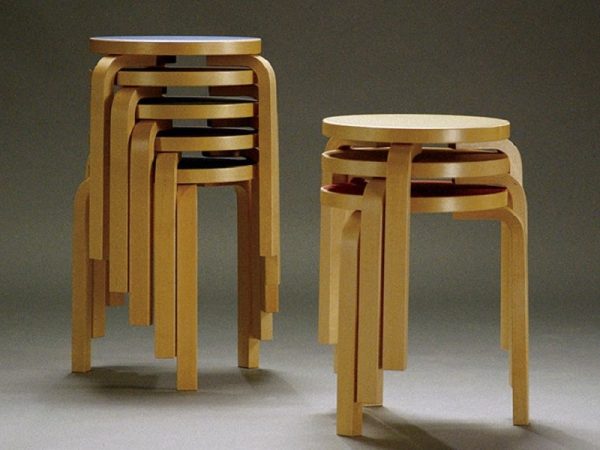 名作家具として愛されている「スツール60」　(C)FI 2020 - Euphoria Film