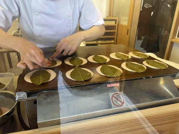 彩雲堂本店は、松江市職人商店街創出支援事業補助金を活用し和菓子職人の職人技が見学できる実演ブースを設置（写真提供：松江市）