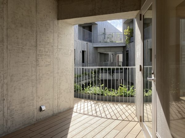 屋根があり、部屋としても使えそうなバルコニー（703）