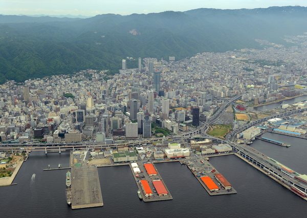 六甲山と海に囲まれ南北に狭い神戸市街