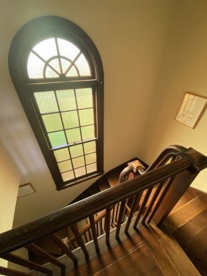 「駒井家住宅（駒井卓・静江記念館）」の階段室を夕日色に染める色ガラス