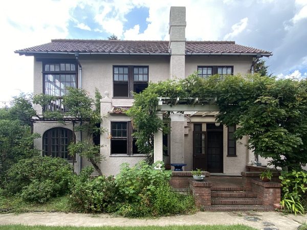 庭側（東側）から見た外観（写真：宮沢洋）