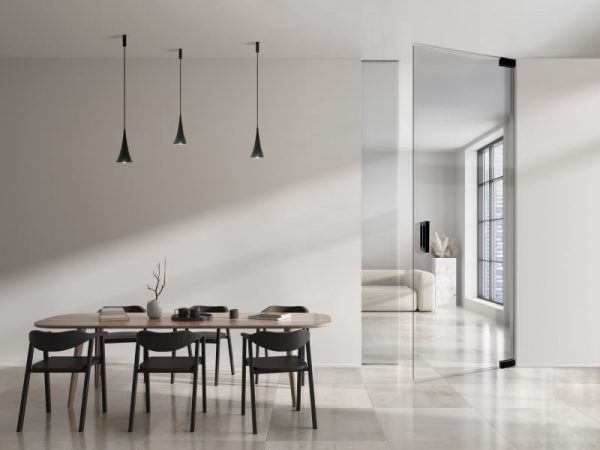 スイング開閉様式を採用した全面フレームレスガラスドア。挟み込みや破損のリスクを軽減するソフトクローズ機能を搭載。 [ヴェトロリベルタ]　神谷コーポレーション湘南