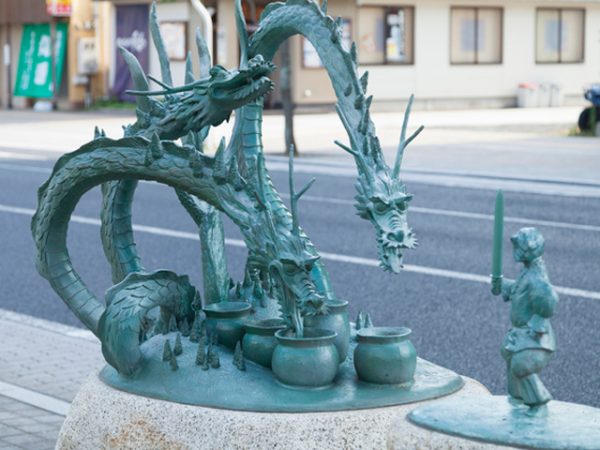 仏教伝来以前の日本古来の龍の姿は、古事記や日本書紀などに残された八岐大蛇（ヤマタノオロチ）がそれに該当するのだろうか。日本古来の龍とは、南方熊楠の十二支考の記述によれば、姿は大蛇に似て頭には2本の角があり、目は爛々と輝き、鉄の牙を持ち、舌は赤く炎のようであったとされ、四足への言及は無い。そもそも八岐大蛇の姿はインド神話のナーガに似ている