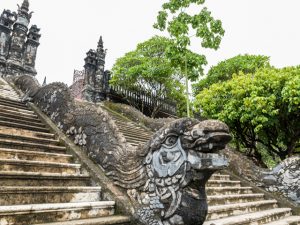 ベトナムの龍は、いくつかのグループに分かれワニ＋ヘビの姿をしたグループ、猫をモチーフにしたグループ、ネズミ＋鳥を融合したグループなどがある。原初はワニ単体を龍として崇拝していたようである