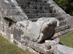 南米大陸で竜神として信仰されたケツァルコアトル。羽の生えた大蛇の姿をしている。アステカ文明の1000年以上遡ったテオティワカン文明の出土品の中にも羽毛を持つ蛇の図像が存在する