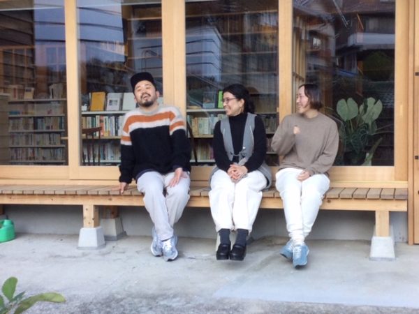 お寺の正門のすぐ近くで、訪れる人を迎える「ふるえる書庫」のネームプレート