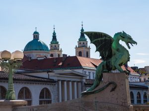 リュブリャナの竜の由来は、ギリシャ神話に登場する英雄イアソンが退治したドラゴンだとの説がある。ヨーロッパで広く分布するドラゴンは、概ねこのような羽の生えたオオトカゲのような姿をしている。また西洋のドラゴンは神格化された存在というより、宝を守護するガーディアンの意味合いが強い