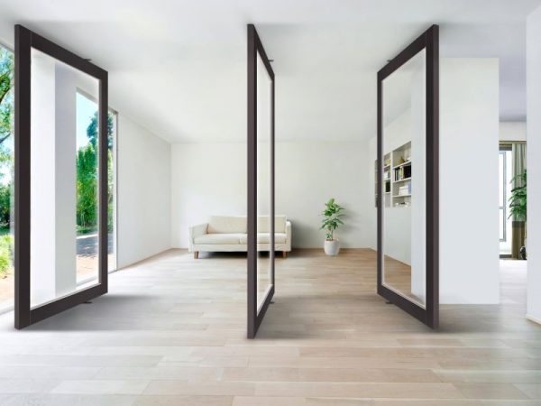 リビングとマルチスペースを仕切るガラス引き戸。同じ面にガラスドアを並べることでより広がりのある空間に。[ラフィス]　LIXIL