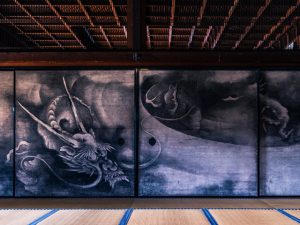 仏教と龍には深い関係がある。釈迦の教えを水中の主人である竜王も多くの眷属（けんぞく：臣下の意）と共に耳を傾けたという法話から仏法の守護者としての地位を龍は得た。仏教に関する龍は中国と同じ姿をしている