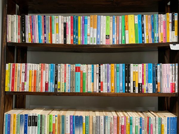 手作りした本棚は、棚板が少し曲がっている。でもそれも良い！