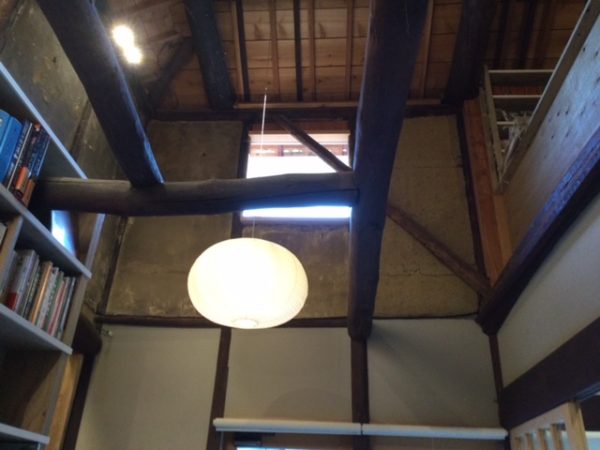古い家屋をできるだけ生かした。そのままに梁を見せる設計の天井部
