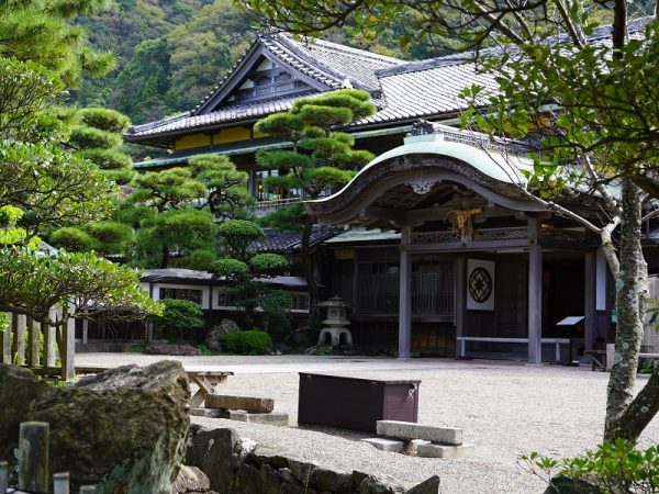 賓日館の目の前に広がる二見浦の景色。右の方角に夫婦岩や二見興玉神社がある