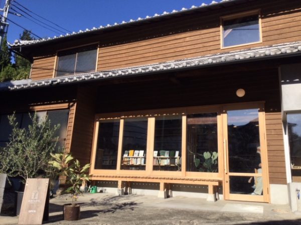 如来寺正門前にある「ふるえる書庫」