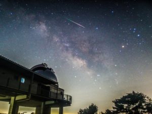 美星天文台と天の川。美星町は1982年から「星の郷（さと）」として親しまれてきた（提供：美星天文台）