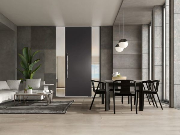 開閉は手前にも奥にも開くスイングタイプにソフトクローズ機能を搭載。ゆったりとした開閉が重厚感を演出。袖ガラスをセレクト可能。[カエサル]　神谷コーポレーション湘南