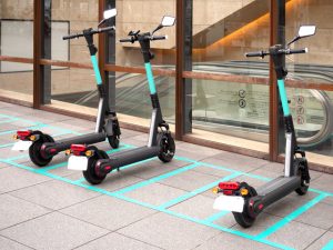 都市部を中心に広がりを見せる電動キックボード。「ポート」という移動のハブから乗って移動することができる