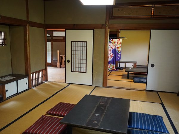 気品を感じる御殿の間。隣同士でぴったりと合わさった畳の縁の模様は、身分が高い人用のものだとか。伊勢神宮の紋である花菱紋（はなびしもん）も随所に使われている