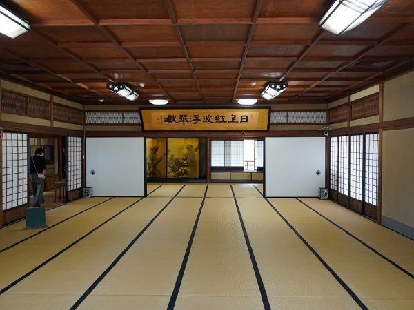 気品を感じる御殿の間。隣同士でぴったりと合わさった畳の縁の模様は、身分が高い人用のものだとか。伊勢神宮の紋である花菱紋（はなびしもん）も随所に使われている