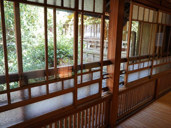 気品を感じる御殿の間。隣同士でぴったりと合わさった畳の縁の模様は、身分が高い人用のものだとか。伊勢神宮の紋である花菱紋（はなびしもん）も随所に使われている