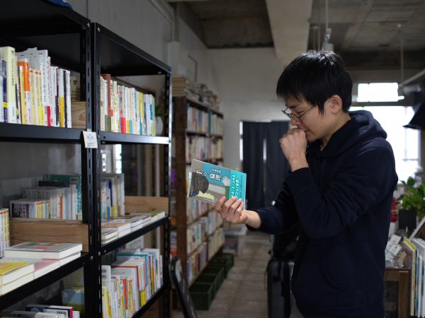 おすすめの本を尋ねると、一緒にじっくり選んでくれる