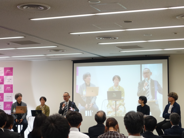 モデレーターは、コミュニティ再生や共創まちづくりの研究に取り組む東京大学都市工学科教授の小泉 秀樹氏（左端）が務め、パネルディスカッションが行われた