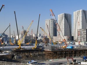「建設業の2024年問題」とは2019年4月に施行された「働き方改革関連法」において、建設業界の5年間の猶予措置が2024年3月末に期限を迎える問題。期限を過ぎると、時間外労働の上限を超えて違法な労働させている企業は、懲役刑や罰金刑が科せられる