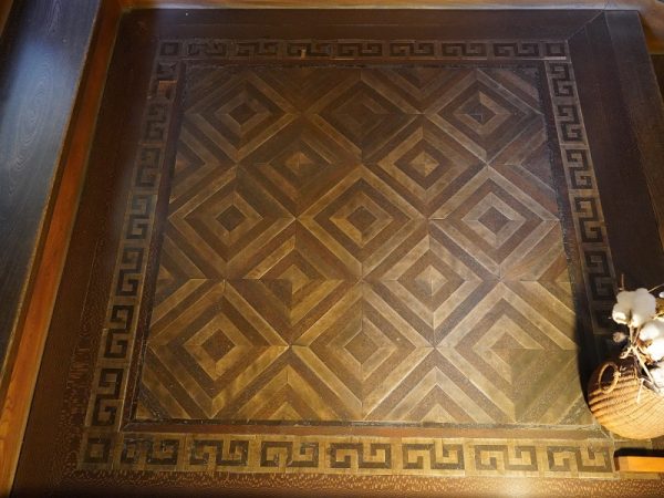 階段の親柱をかわいく彩る「二見かえる」は、彫刻家・板倉白龍の作品。昭和11年と刻銘されていることから、2度目の増改築の最後に設置されたことが分かる。別で作ったものを接着したのではなく、楠の親柱そのものに彫られている