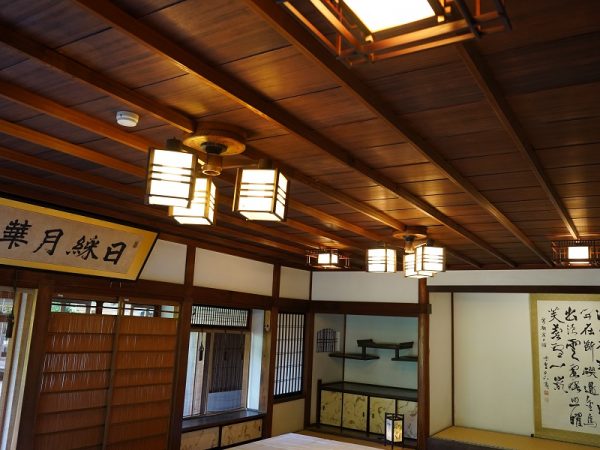 階段の親柱をかわいく彩る「二見かえる」は、彫刻家・板倉白龍の作品。昭和11年と刻銘されていることから、2度目の増改築の最後に設置されたことが分かる。別で作ったものを接着したのではなく、楠の親柱そのものに彫られている