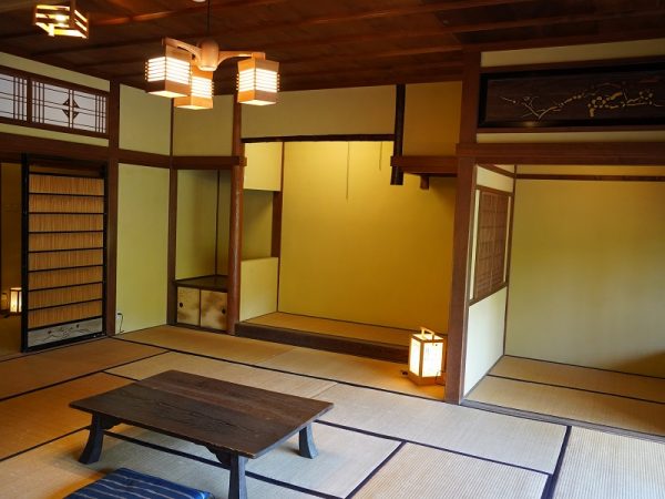 階段の親柱をかわいく彩る「二見かえる」は、彫刻家・板倉白龍の作品。昭和11年と刻銘されていることから、2度目の増改築の最後に設置されたことが分かる。別で作ったものを接着したのではなく、楠の親柱そのものに彫られている