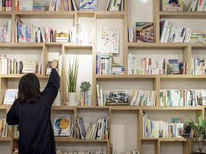 古い団地に若い人にも魅力的な場をつくろうと、共用のブックリビングに1,000冊以上を用意