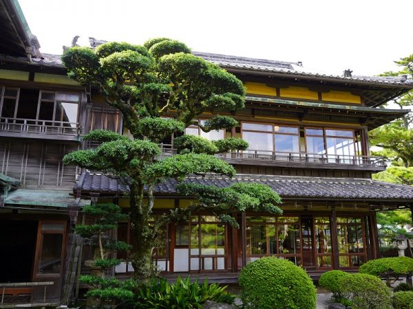 大広間の広縁から見た庭園。二見浦も借景にした美しさ。この左側が御殿の間になる