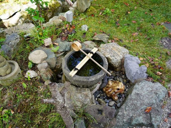 大広間の広縁から見た庭園。二見浦も借景にした美しさ。この左側が御殿の間になる