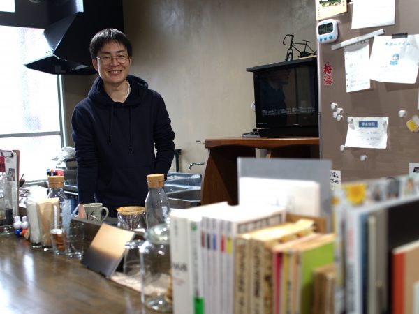 カフェスペースに立つ前田さん。「本の話をしてもいいし、しなくても大丈夫ですよ」