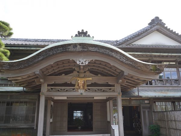 玄関屋根は、2回目の増改築時に唐破風に変えられた