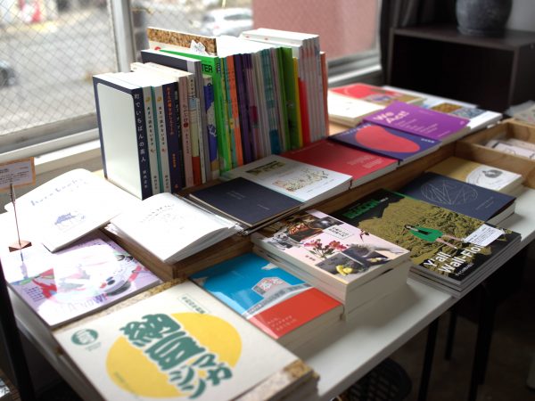 おすすめの本を尋ねると、一緒にじっくり選んでくれる