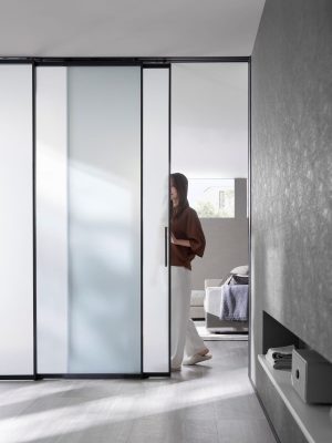 光や空間を共有できるガラスのハイドア。フレームにそろえたハンドルは、指先に心地よさをもたらすスリムな形状。アルミガラス建具 上吊方式片引戸3枚建て（連動）ブラック  フロストホワイトガラス [ラフィス]　LIXIL