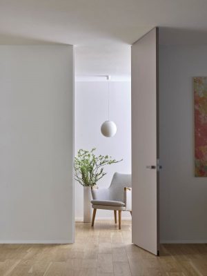 扉を天井高で納めることで、空間にさらなる開放感が生まれる。上枠がないドアなので、天井面がすっきりとつながる。H24（2方枠） [ラフィス]　 LIXIL