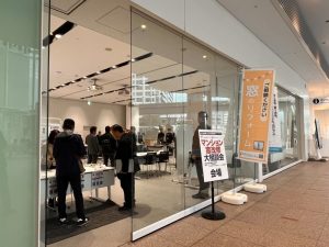「マンション窓改修 大相談会」が行われた横浜市役所1階の市民協働推進センタースペース。朝から多くの人出でにぎわっていた