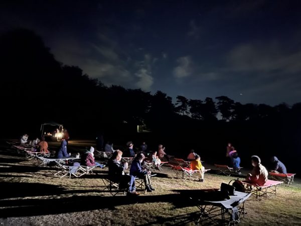 観光業活性化のため、星空ガイドの育成など、おもてなし面にも力を入れている。2022年9-11月には、岡山の株式会社リョービツアーズが倉敷市と福山市から美星天文台まで運行する「星空特等席」バスツアーを実施した。美星町の星空ガイド「星の郷★美星マイスター」が参加者へ星座や神話の説明を行ったり、地域の飲食店がイベントに出店するなど、夜間消費も生まれるツアーとなった（提供：井原市）