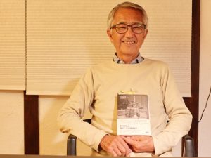 著書とともに中村さん。飽の浦のご実家を利用したゲストハウスで取材を行った