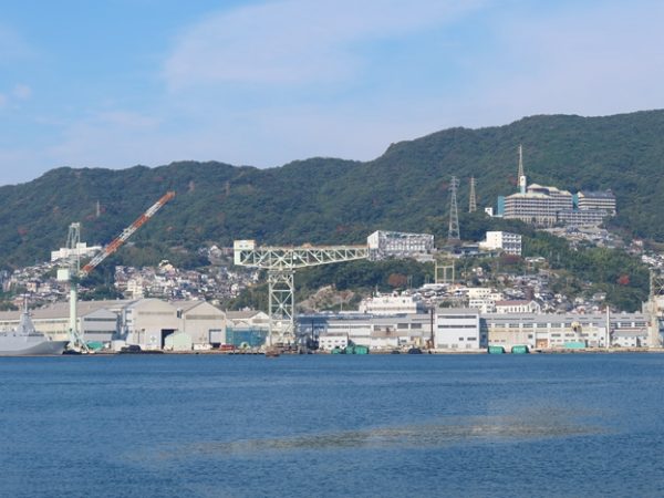 長崎港から望む三菱長崎造船所。中央に見えているのがジャイアント・カンチレバークレーン。100年以上現役で使い続けられている（2023年撮影）